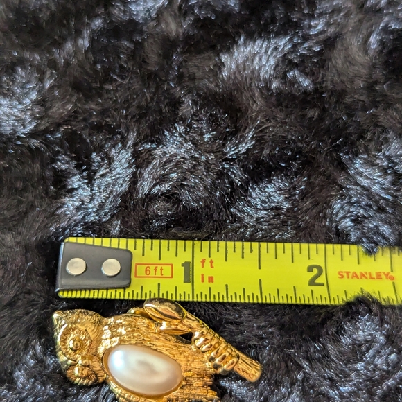 Avon 1994 Friendly Critters Tac Pin: Owl.  Gold-tone w/ faux pearl - Picture 5 of 5